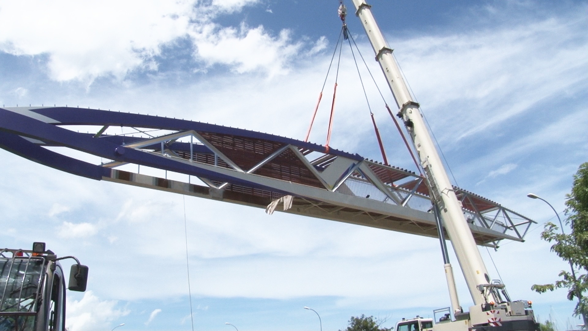 Une passerelle piétonne installée à la Marina Taina