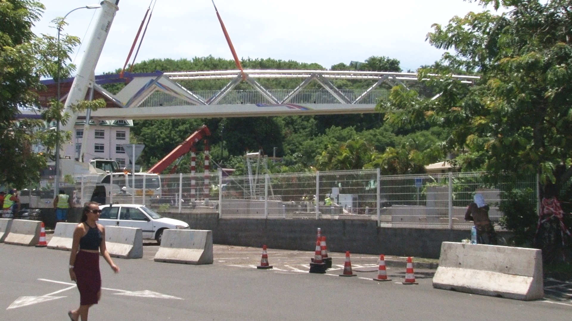 Une passerelle piétonne installée à la Marina Taina