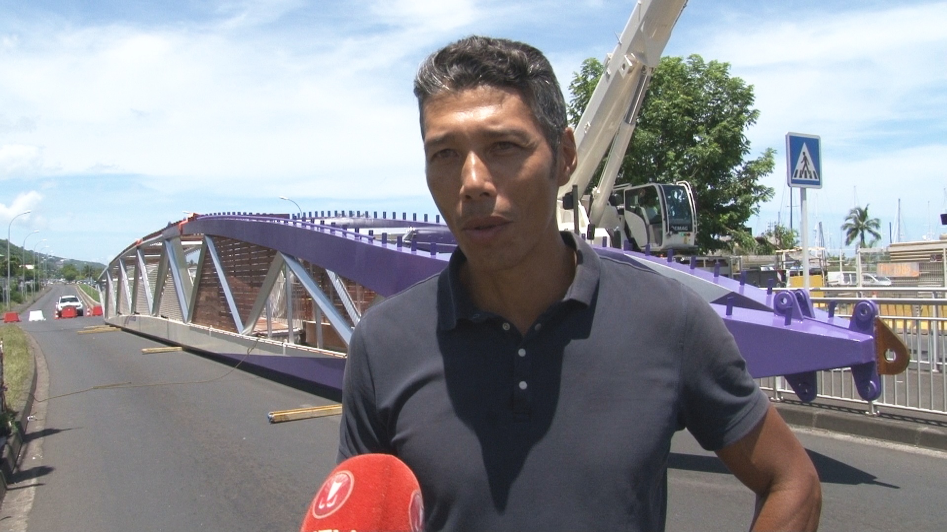 Une passerelle piétonne installée à la Marina Taina